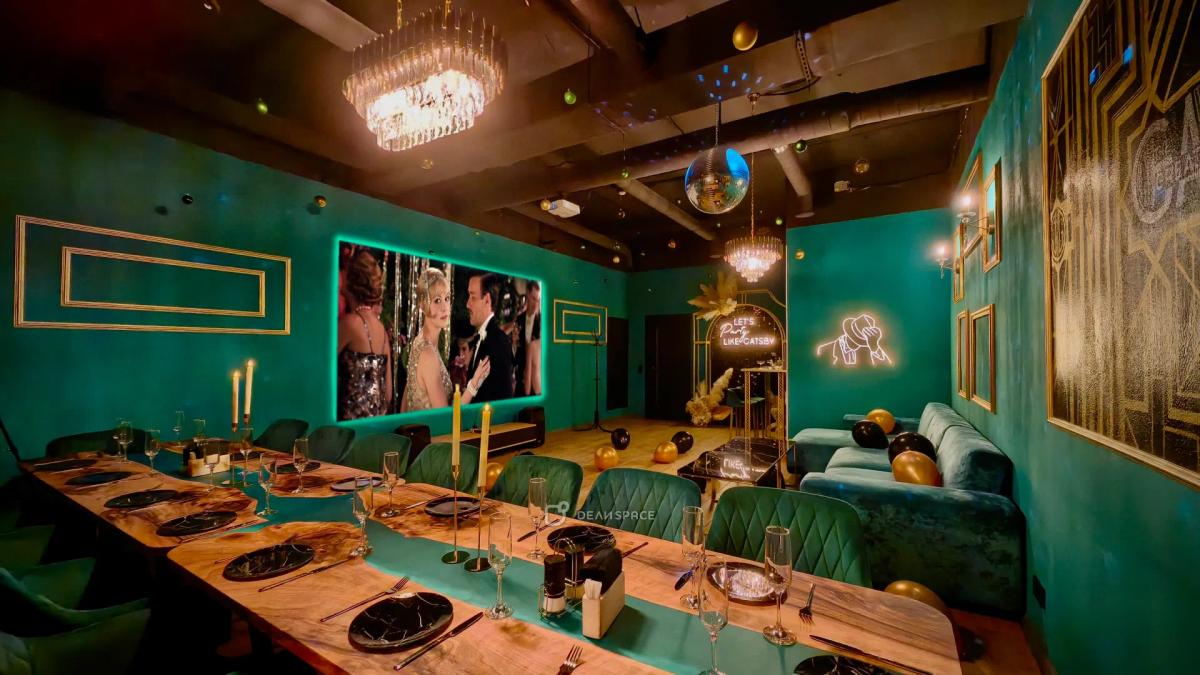 Зал для банкета Gatsby в черно-золотых цветах с караоке, светомузыкой и фотозоной на Нижегородской - Фото №1