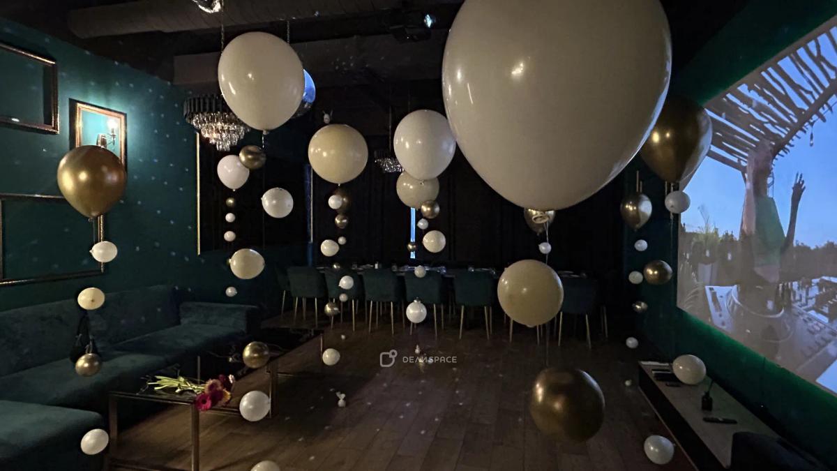 Зал для банкета Gatsby в черно-золотых цветах с караоке, светомузыкой и фотозоной на Нижегородской - Фото №11