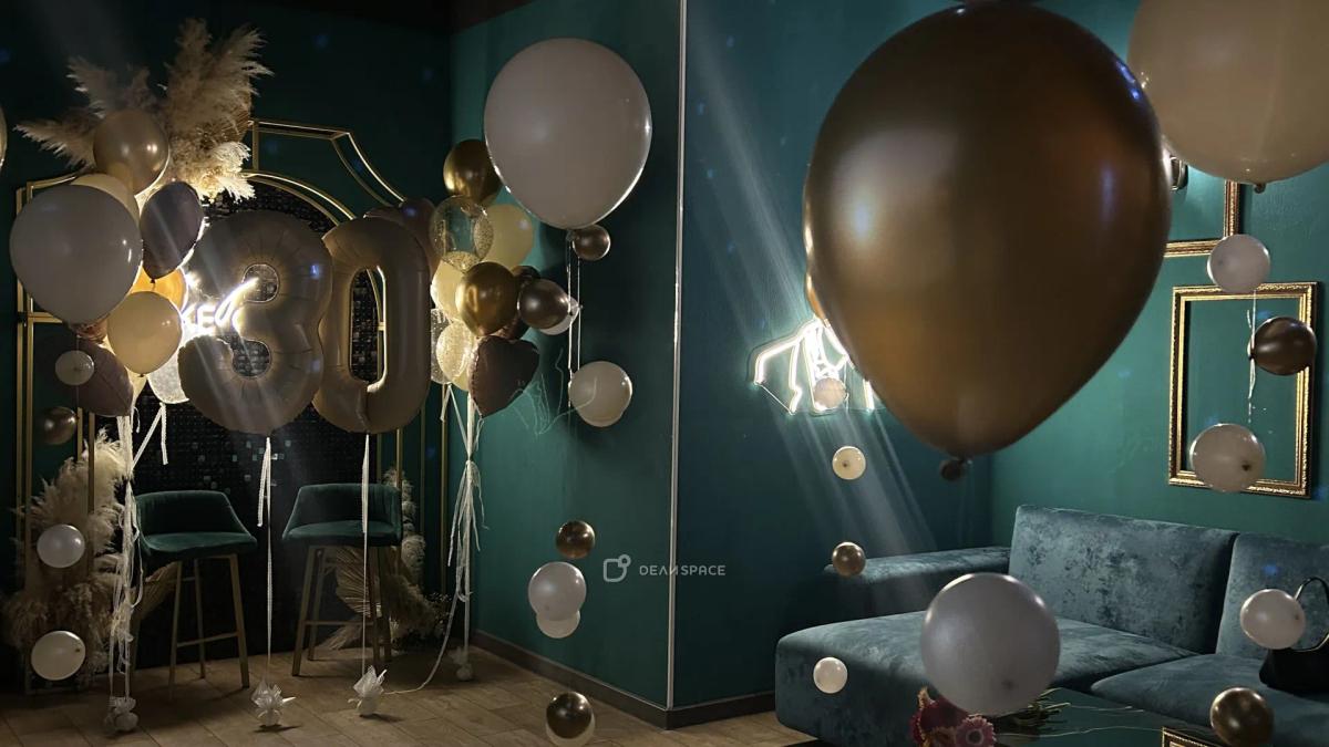 Зал для банкета Gatsby в черно-золотых цветах с караоке, светомузыкой и фотозоной на Нижегородской - Фото №13