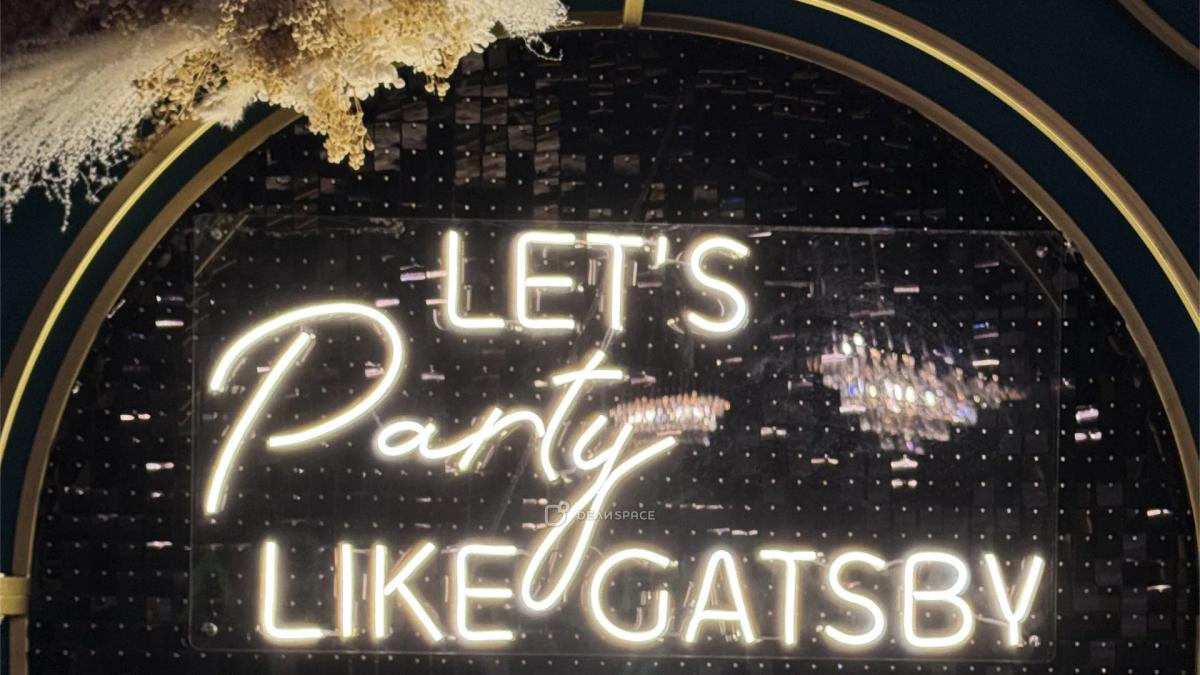 Зал для банкета Gatsby в черно-золотых цветах с караоке, светомузыкой и фотозоной на Нижегородской - Фото №10