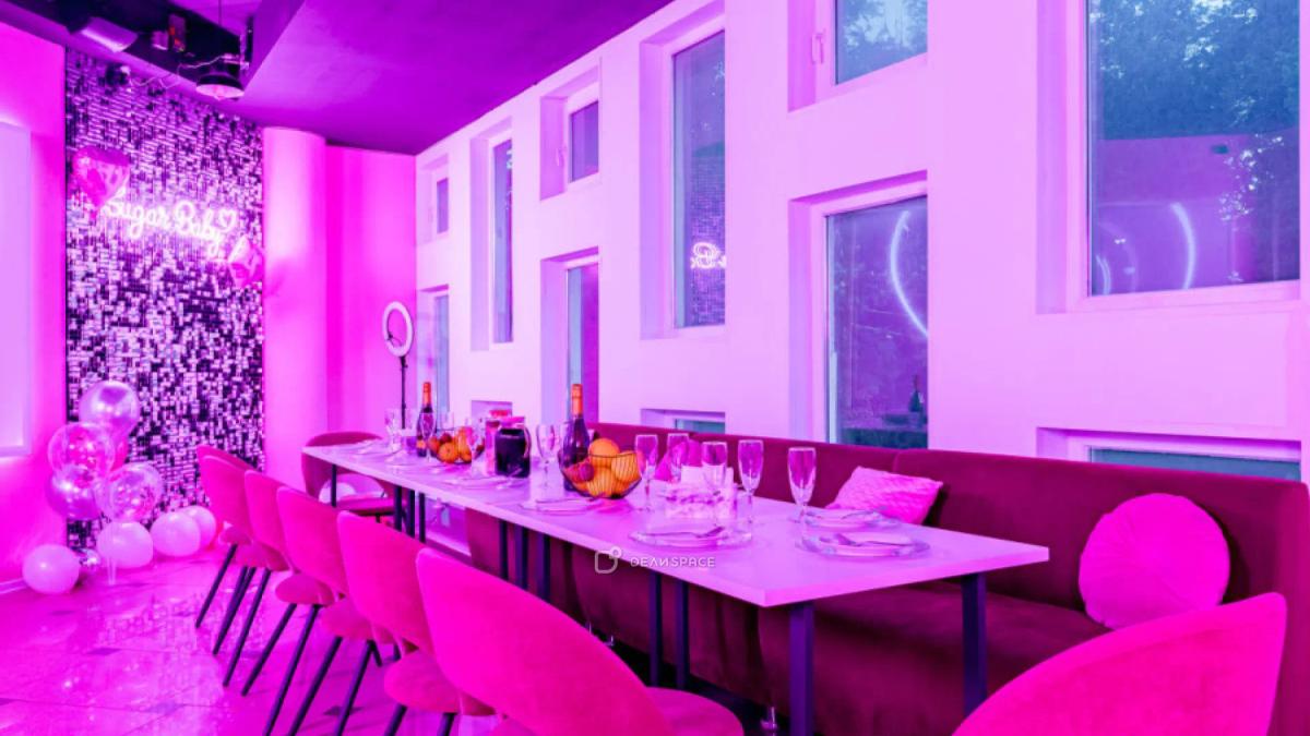 Уютный лофт в нежно-розовых тонах Neon с фотозоной и караоке на Алексеевской - Фото №2