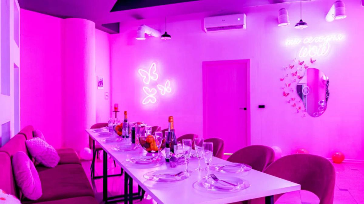 Уютный лофт в нежно-розовых тонах Neon с фотозоной и караоке на Алексеевской - Фото №4