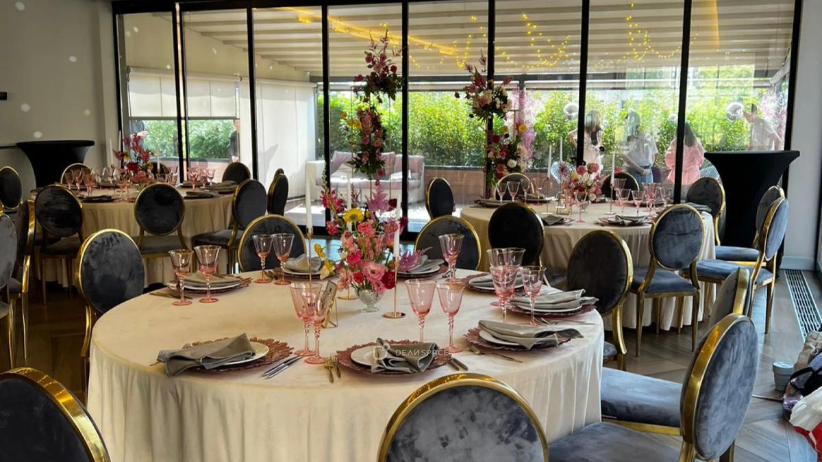Банкетный зал с oткрытой вeрaндой 100 кв.м в центре Москвы - Фото №1