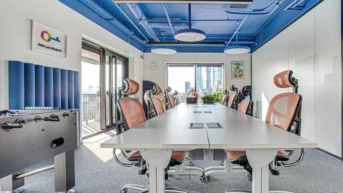 Современная переговорная в центре с видом на Сити - Фото №1