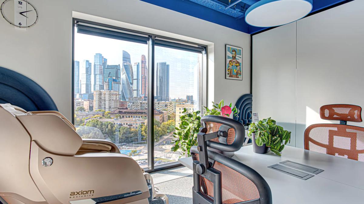 Современная переговорная в центре с видом на Сити - Фото №2