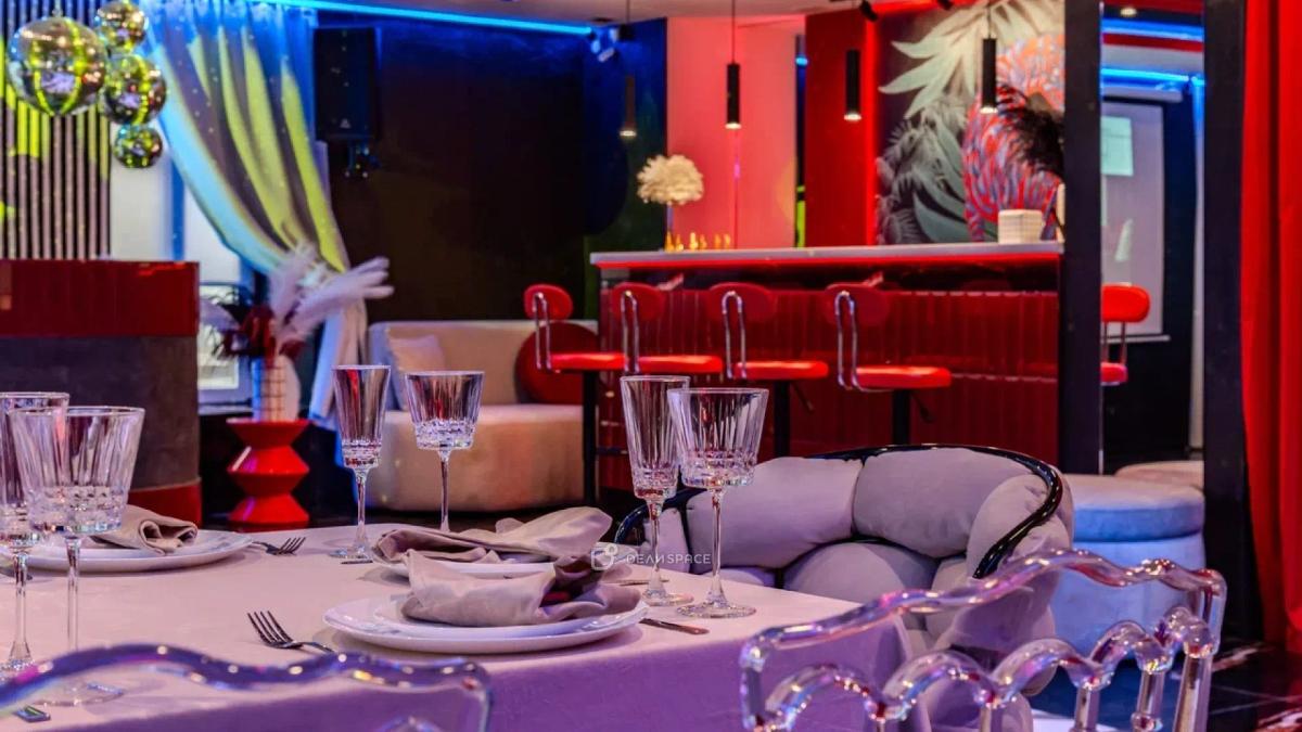 Лофт "Марти" черно-белая геометрия с футуристичным красным - Фото №1