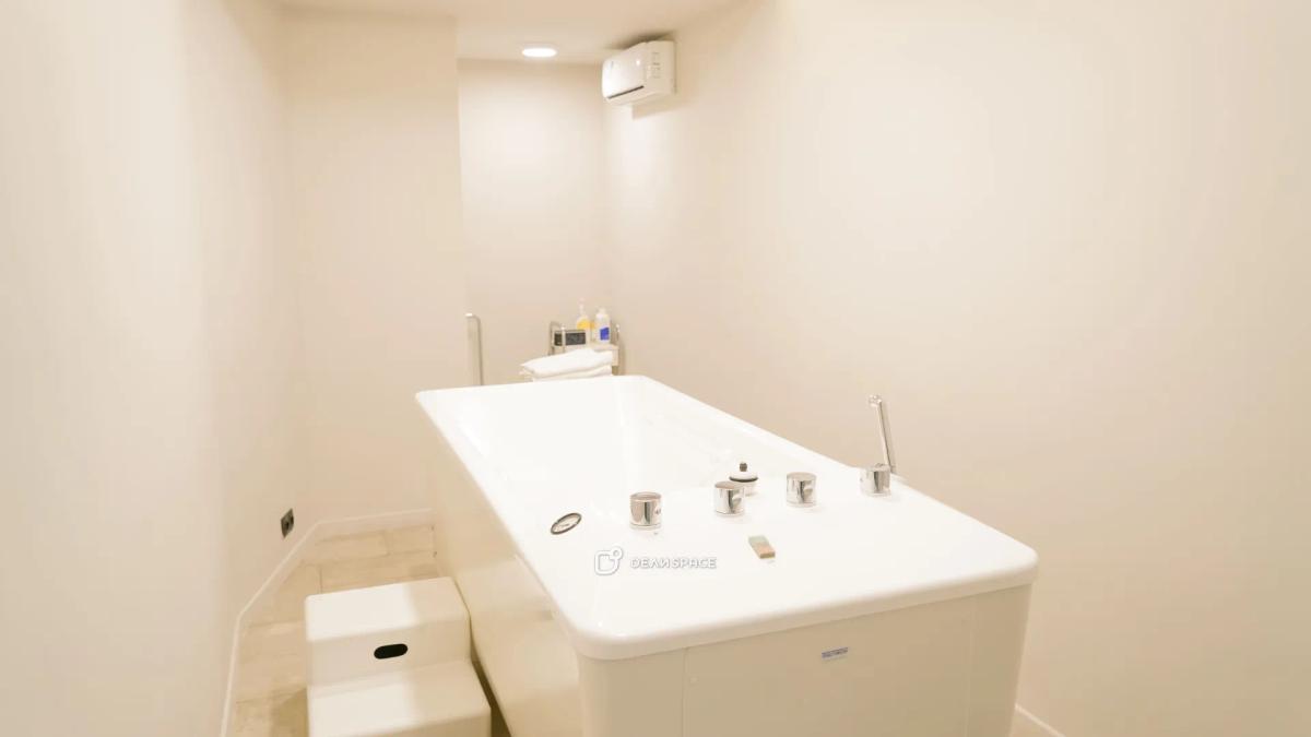 Кабинет с гидромассажной ванной в бьюти коворкинге City Retreat - Фото №1