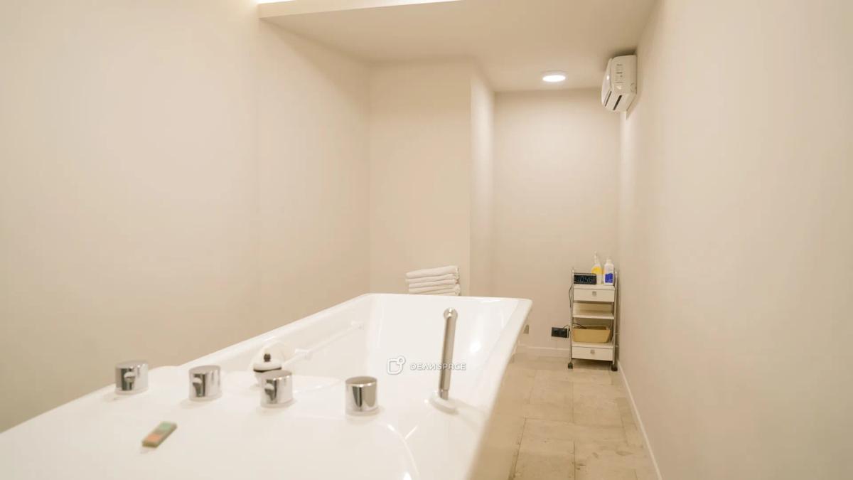 Кабинет с гидромассажной ванной в бьюти коворкинге City Retreat - Фото №2