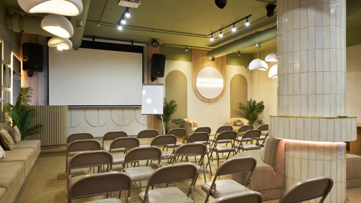 Зал «Октябрь» для бизнес-мероприятий в центре Москвы - Фото №1