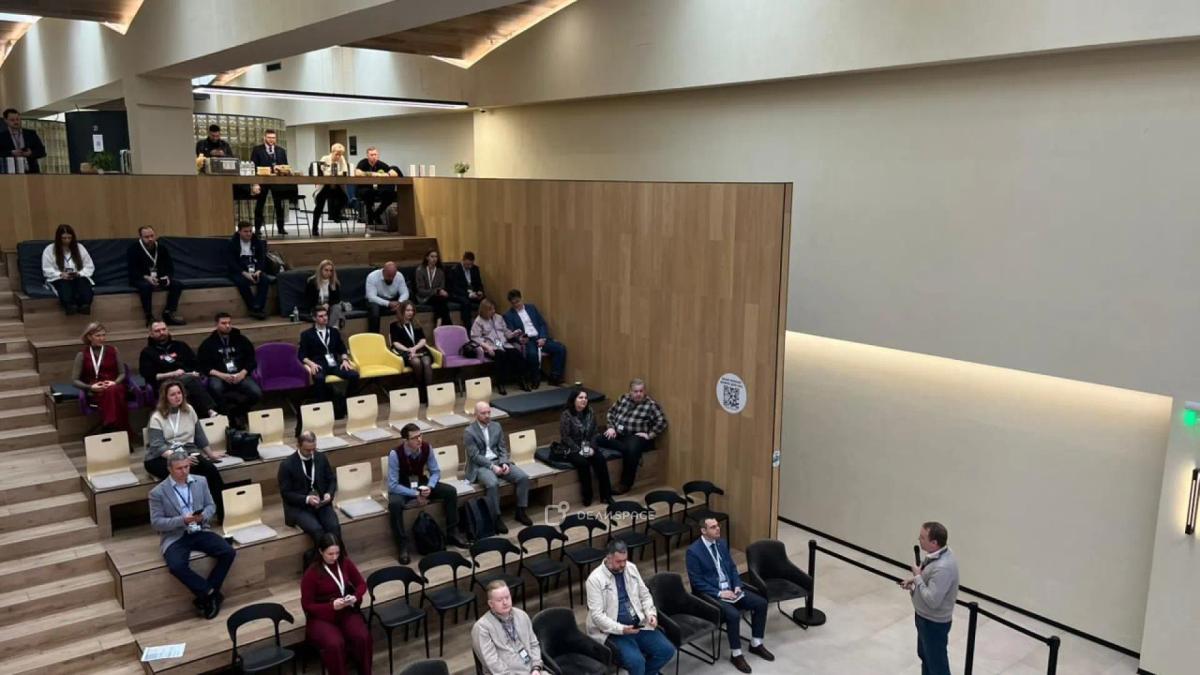 Конференц-зал для новогодних корпоративов и бизнес-мероприятий в коворкинге "Телеграф" на Селигерской - Фото №12