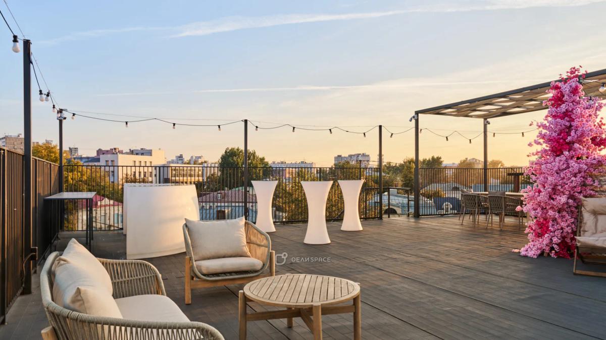 Светлый лофт с верандой на крыше в самом центре Москвы - Фото №3