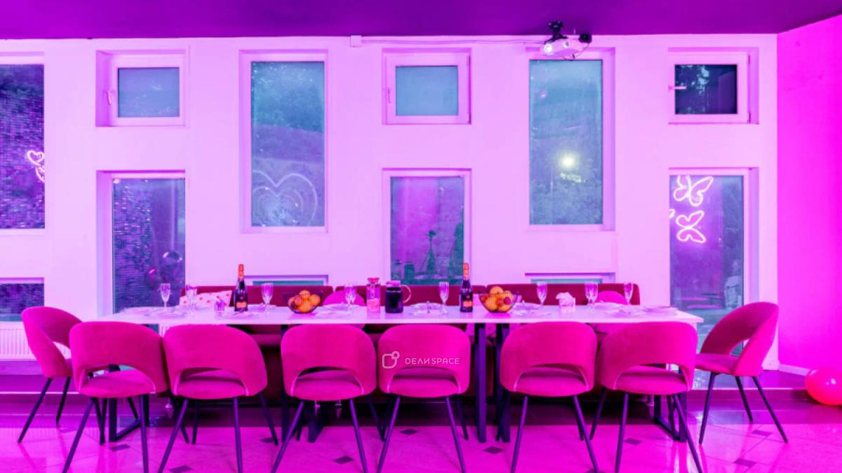 Банкетный зал в нежно-розовых тонах Neon с фотозоной и караоке на Алексеевской - Фото №2