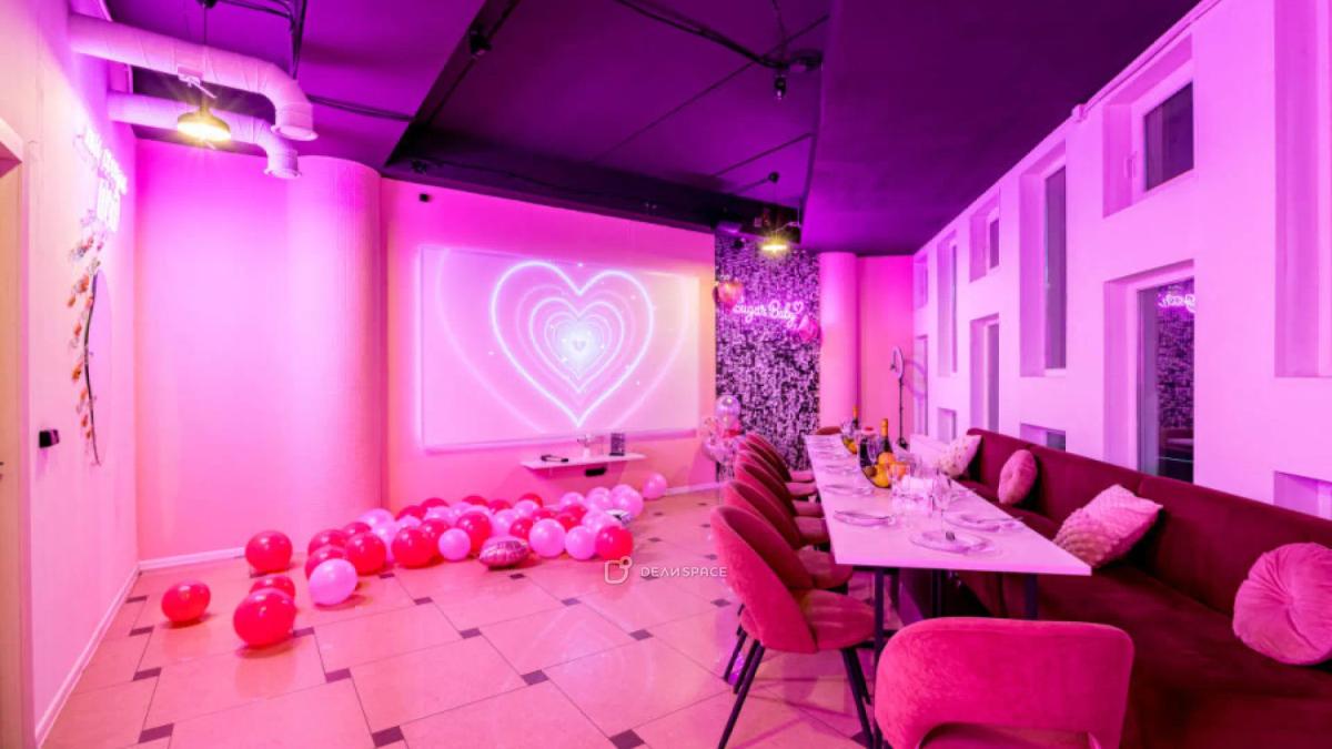 Банкетный зал в нежно-розовых тонах Neon с фотозоной и караоке на Алексеевской - Фото №3