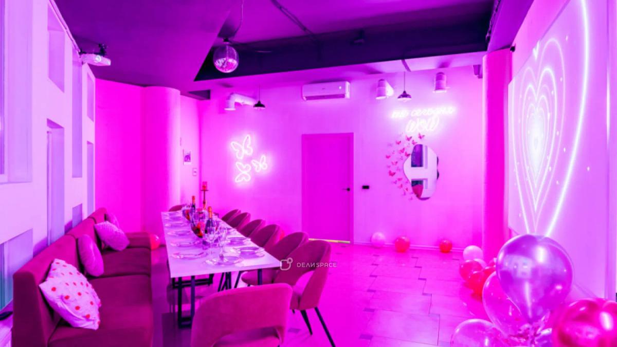 Банкетный зал в нежно-розовых тонах Neon с фотозоной и караоке на Алексеевской - Фото №5